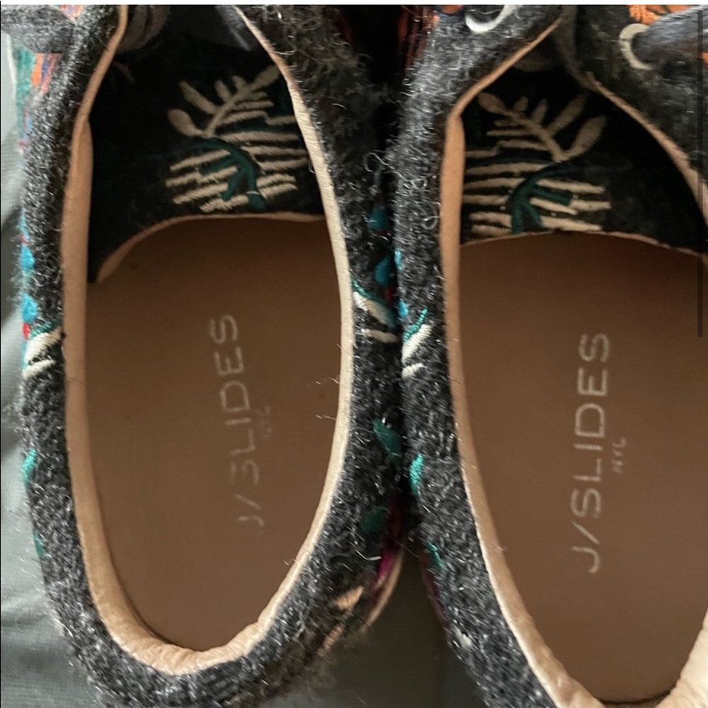 Floral Embroidered JSlides - Picture 5 of 7